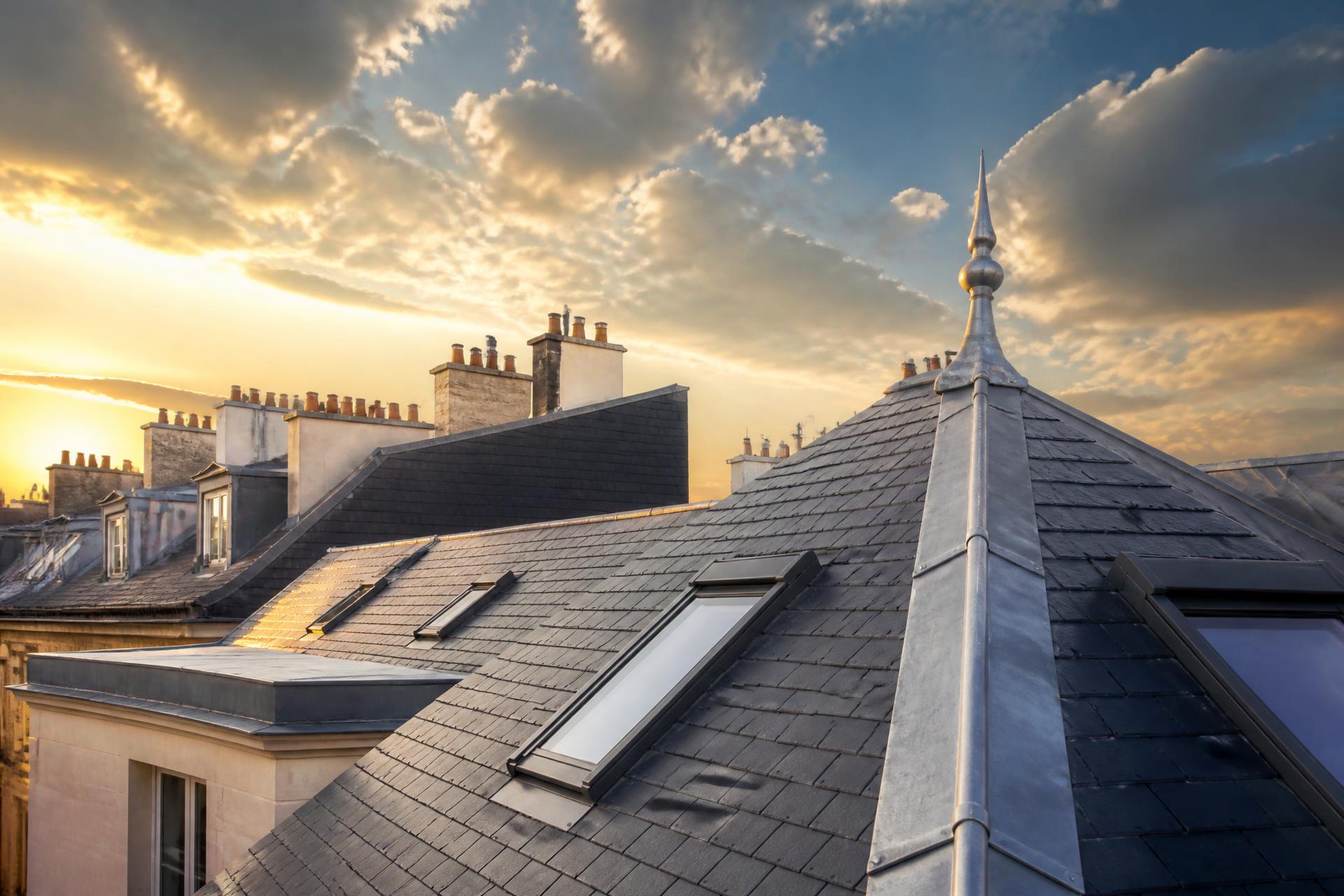 Toiture ardoise haut de gamme rénovée par Neo Habitat 45, ciel lumineux
